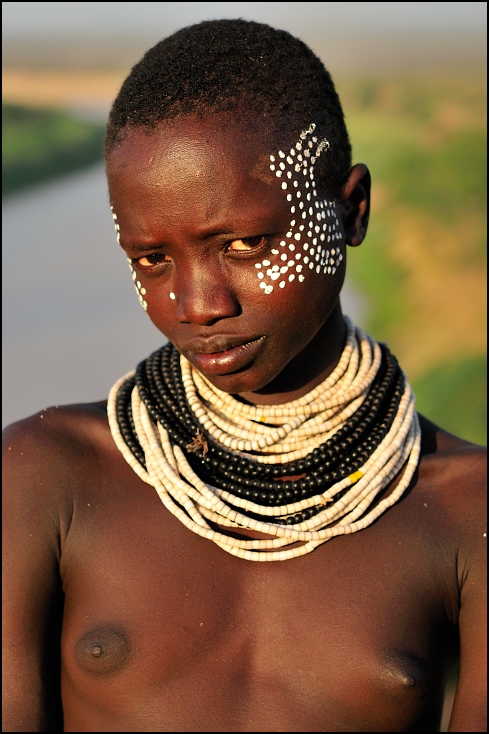  Karo Ludzie Nikon D300 AF-S Micro Nikkor 60mm f/2.8G Etiopia 0 ludzie plemię szyja człowiek świątynia Klatka piersiowa