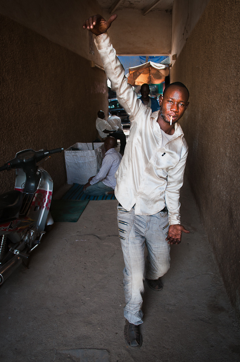  Kolega Bamako Mali Nikon D300 AF-S Zoom-Nikkor 17-55mm f/2.8G IF-ED Budapeszt 0 człowiek zabawa chłodny dżinsy dziewczyna
