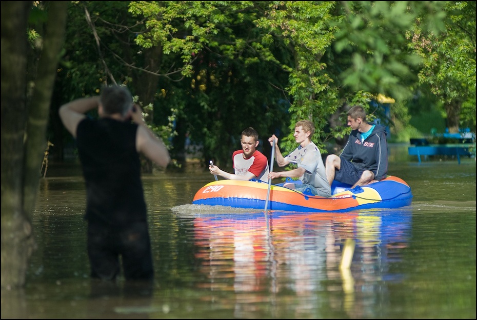  Fotograf pasją Powódź 0 Wrocław Nikon D200 Zoom-Nikkor 80-200mm f/2.8D woda arteria wodna Natura transport wodny roślina drzewo zabawa łódź wolny czas rzeka