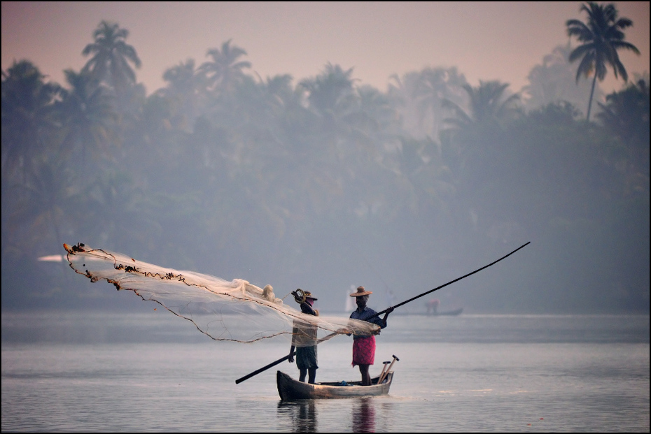 Rybacy Indie 0 fisherman from kerala kochi cochin Nikon D300 Zoom-Nikkor 80-200mm f/2.8D woda morze niebo spokojna ocean fala rekreacja wakacje rybak łodzie i sprzęt żeglarski oraz zaopatrzenie