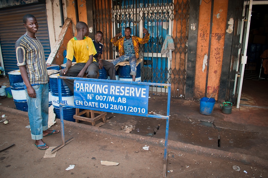  Parking zarezerwowany Mali Nikon D300 AF-S Zoom-Nikkor 17-55mm f/2.8G IF-ED Budapeszt Bamako 0 ulica