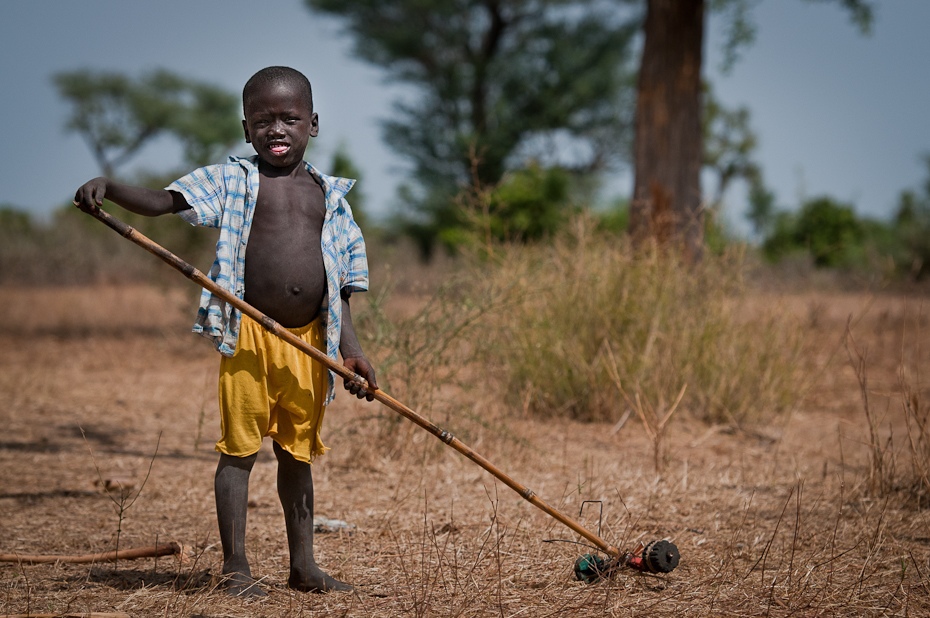  Chłopiec zabawką Senegal Nikon D300 AF-S Nikkor 70-200mm f/2.8G Budapeszt Bamako 0 ludzie roślina dziecko trawa drzewo gleba rekreacja pole rolnictwo zabawa