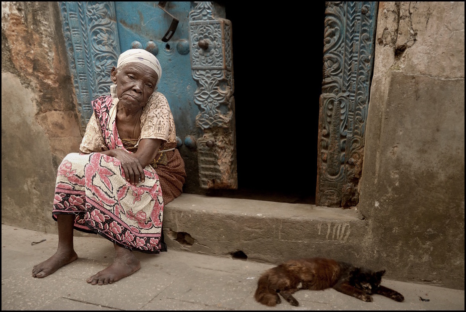  Ulice Stown Town Zanzibar 0 ludzie, street Nikon D200 AF-S Zoom-Nikkor 18-70mm f/3.5-4.5G IF-ED ssak świątynia człowiek ludzkie zachowanie dziewczyna