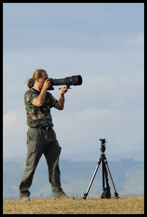  Fotograf Ludzie Nikon D200 Sigma APO 100-300mm f/4 HSM Kenia 0 niebo fotografia broń palna strzelanie pistolet snajper żołnierz wojskowy strzelanie w pułapki trawa