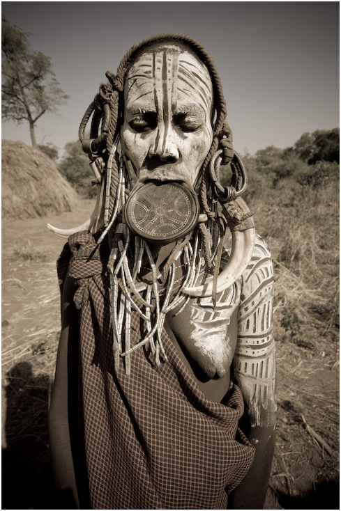  Kobieta Mursi Ludzie Nikon D300 Sigma 10-20mm f/4-5.6 HSM Etiopia 0 czarny i biały ludzkie zachowanie człowiek portret monochromia dziewczyna