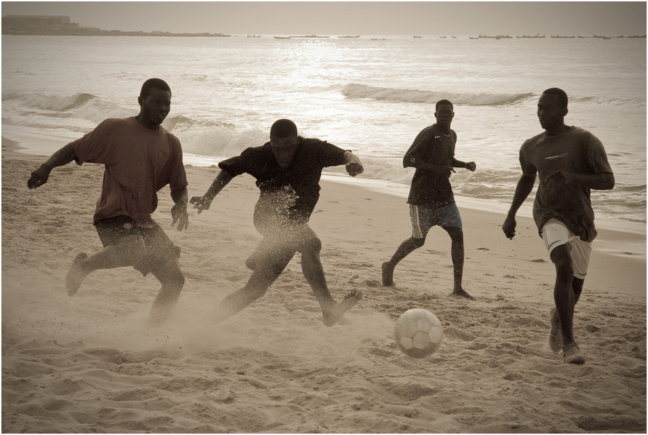  Piłka plażowa Dakar Nikon D200 AF-S Zoom-Nikkor 18-70mm f/3.5-4.5G IF-ED Senegal 0 plaża woda człowiek zbiornik wodny piasek morze zabawa męski fala ocean
