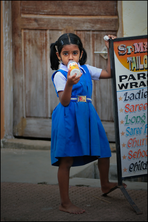  Uczennica Portret Nikon D300 Zoom-Nikkor 80-200mm f/2.8D Indie 0 niebieski odzież dziewczyna na stojąco dziecko sukienka kostium zabawa elektryczny błękit uśmiech