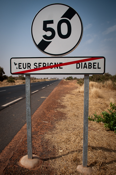  Znak drogowy Senegal Nikon D300 AF-S Zoom-Nikkor 17-55mm f/2.8G IF-ED Budapeszt Bamako 0 Droga znak infrastruktura oznakowanie znak drogowy niebo pas ruchu