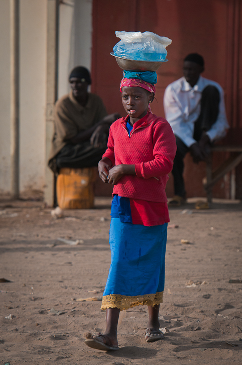  Dziewczynka miską głowie Senegal Nikon D300 AF-S Nikkor 70-200mm f/2.8G Budapeszt Bamako 0 niebieski kobieta na stojąco nakrycie głowy świątynia tradycja człowiek dziewczyna zabawa uśmiech