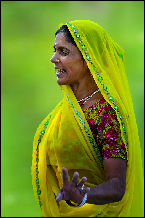  Kobieta Portret Nikon D300 Sigma APO 500mm f/4.5 DG/HSM Indie 0 Zielony żółty uśmiech sari człowiek zabawa szczęście trawa plemię dziewczyna