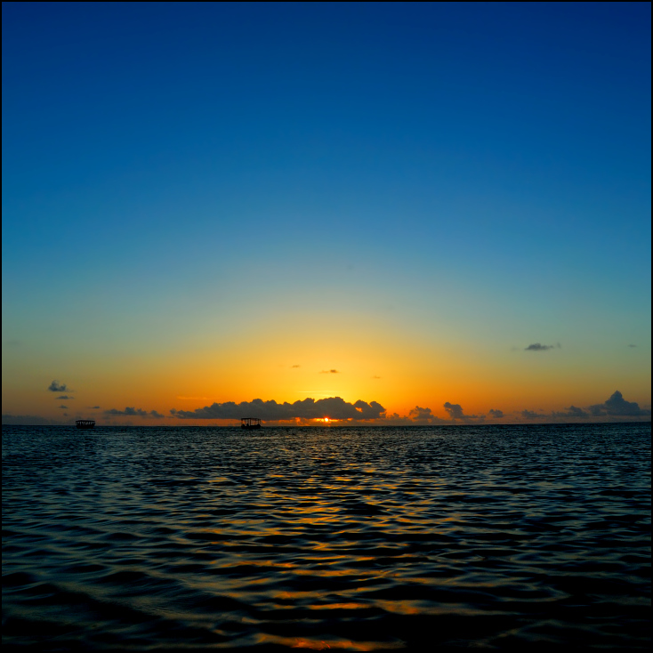  Wschód słońca Zanzibar 0 Nikon D200 AF-S Zoom-Nikkor 18-70mm f/3.5-4.5G IF-ED horyzont morze niebo poświata zachód słońca woda spokojna wschód słońca słońce ocean