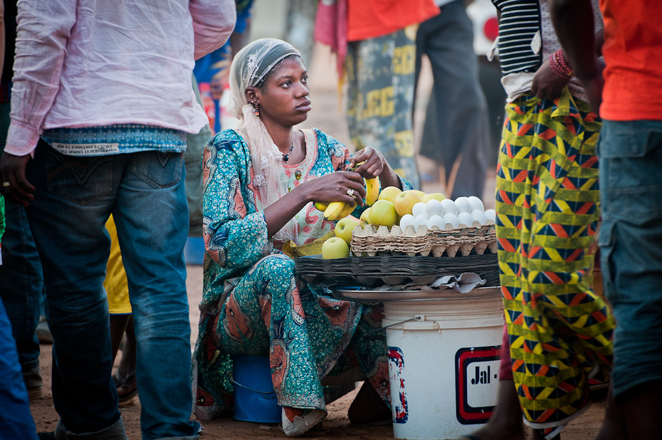  Sprzedawczyni Diemy Mali Nikon D300 AF-S Nikkor 70-200mm f/2.8G Budapeszt Bamako 0 miejsce publiczne sprzedawca rynek ulica bazar świątynia tłum rytuał Miasto