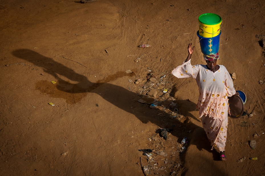  Kobieta Kayes Mali Nikon D300 AF-S Nikkor 70-200mm f/2.8G Budapeszt Bamako 0 żółty gleba piasek cień krajobraz woda zabawa
