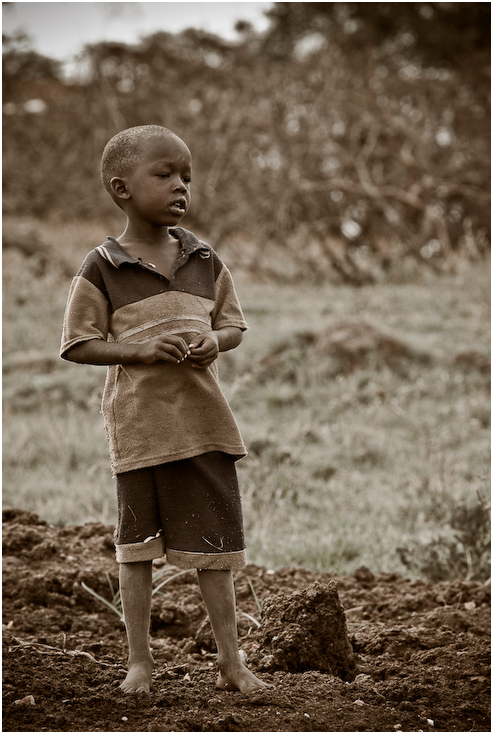  Masajskie dziecko Ludzie Nikon D200 AF-S Nikkor 70-200mm f/2.8G Kenia 0 fotografia osoba na stojąco posiedzenie dziewczyna gleba ludzkie zachowanie człowiek