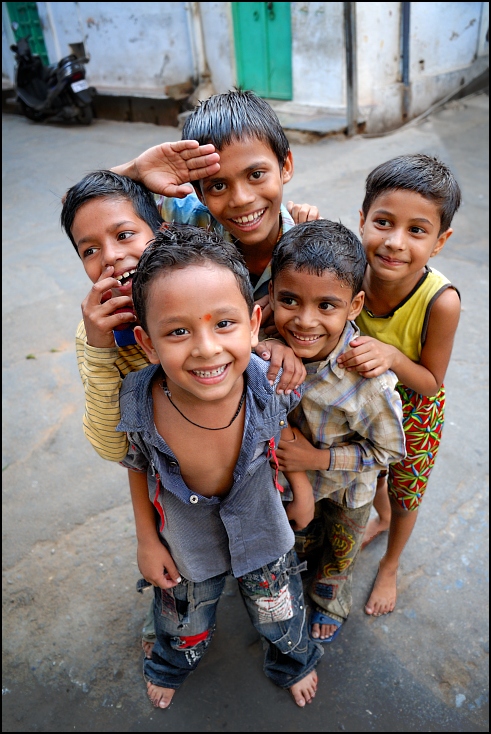  Dzieci Ulice Nikon D200 AF-S Zoom-Nikkor 17-55mm f/2.8G IF-ED Indie 0 ludzie dziecko wyraz twarzy uśmiech emocja dziewczyna fotografia chłopak zabawa świątynia
