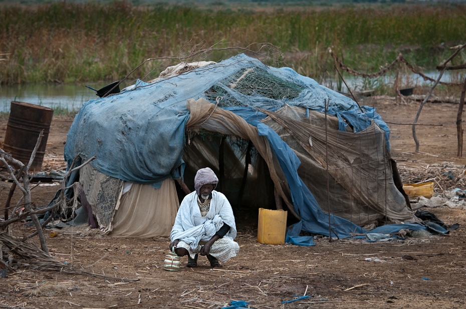 Mieszkaniec Mauretanii przed chatą Mauretania Nikon D300 AF-S Nikkor 70-200mm f/2.8G Budapeszt Bamako 0 drzewo namiot woda