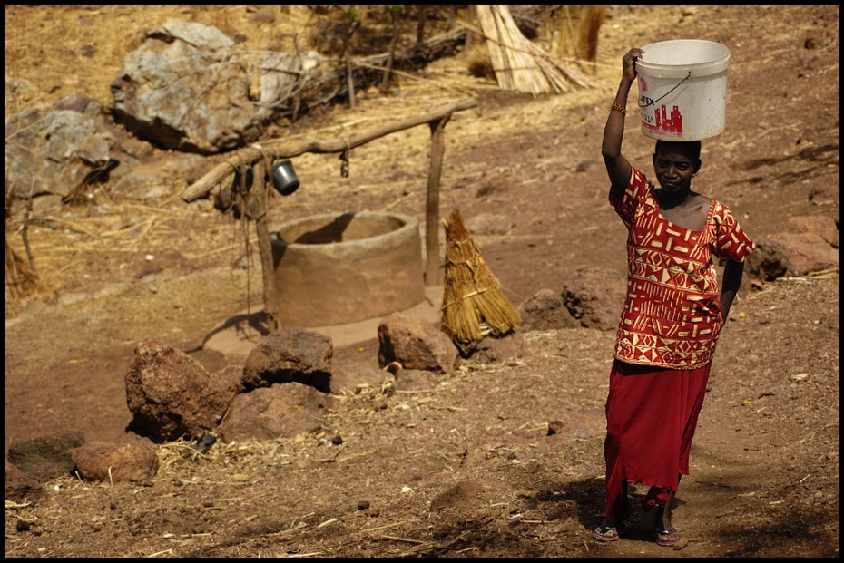  Studnia Bassari Ludzie Nikon D70 Micro-Nikkor 60mm f/2.8D Senegal 0 gleba świątynia dziecko skała dziewczyna piasek