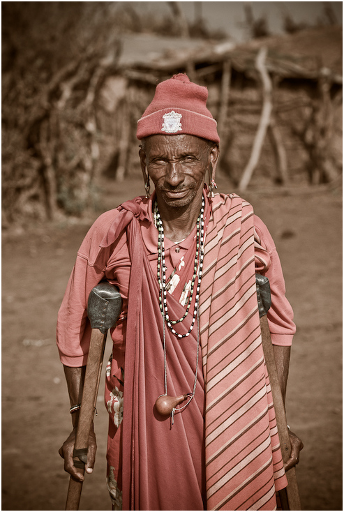  Masaj Ludzie masai village Nikon D200 AF-S Nikkor 70-200mm f/2.8G Kenia 0 ludzie różowy plemię nakrycie głowy świątynia tradycja człowiek starszy dziewczyna emeryt