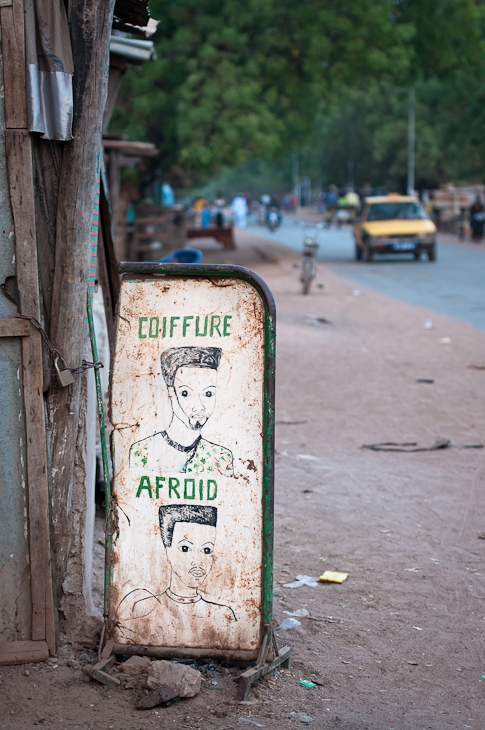  Reklama salonu fryzjerskiego Senegal Nikon D300 AF-S Nikkor 70-200mm f/2.8G Budapeszt Bamako 0 Ściana Droga ulica drzewo Sztuka uliczna oznakowanie reklama pojazd
