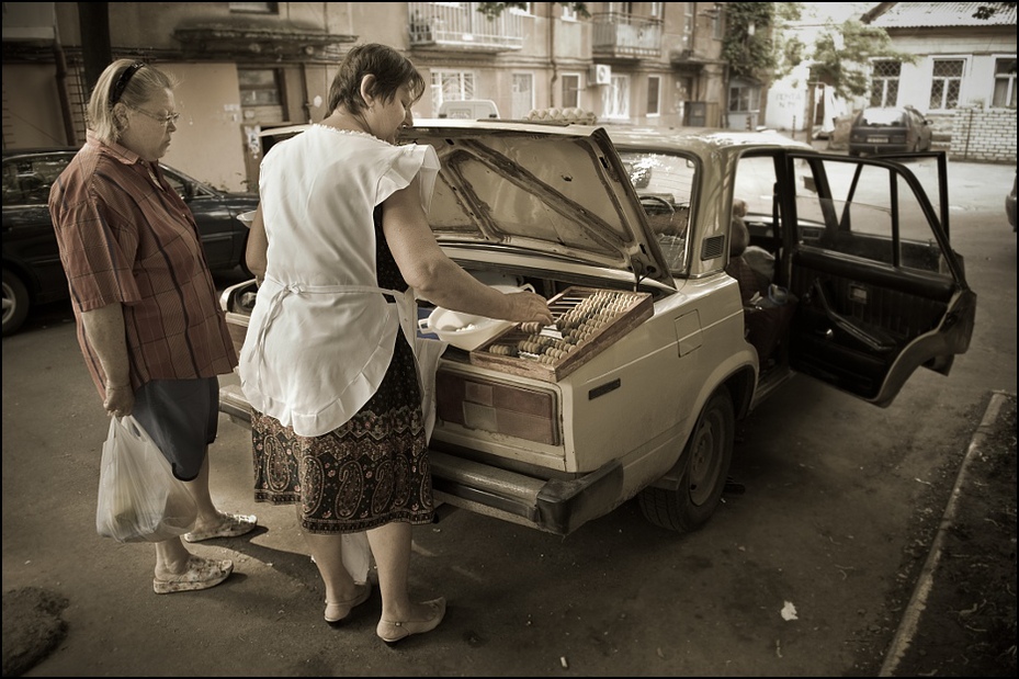  Handel uliczny Ukraina, Odessa 0 liczydło Nikon D300 AF-S Zoom-Nikkor 17-55mm f/2.8G IF-ED samochód pojazd pojazd silnikowy czarny i biały migawka fotografia projektowanie motoryzacyjne rodzinny samochód samochód miejski klasyczny