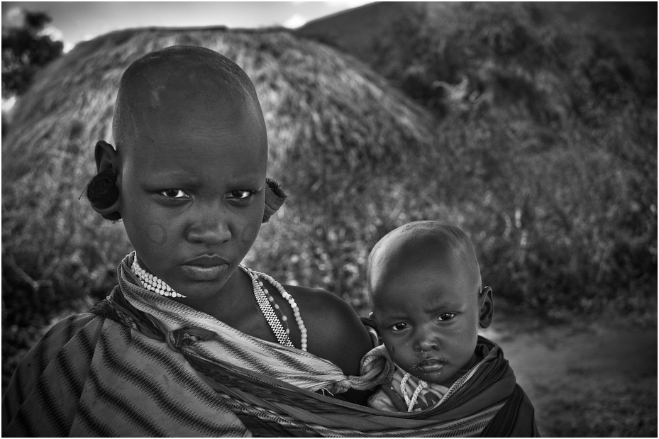  Masajska kobieta dzieckiem Ludzie Nikon D300 AF-S Zoom-Nikkor 18-70mm f/3.5-4.5G IF-ED Tanzania 0 ludzie Twarz czarny fotografia osoba dziecko czarny i biały fotografia monochromatyczna głowa