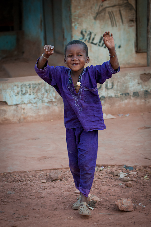  Radosny chłopiec Senegal Nikon D300 AF-S Nikkor 70-200mm f/2.8G Budapeszt Bamako 0 ludzie niebieski osoba dziecko wyraz twarzy chłopak dziewczyna na stojąco zabawa męski