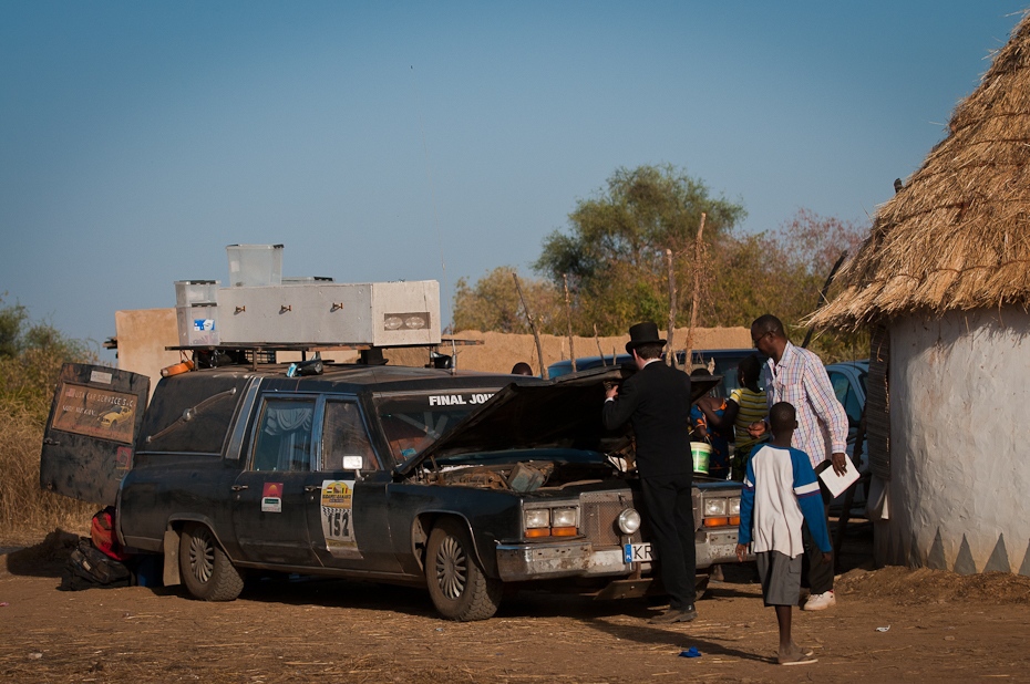  Team 152: Final Journey Mali Nikon D300 AF-S Nikkor 70-200mm f/2.8G Budapeszt Bamako 0 samochód pojazd lądowy pojazd transport krajobraz drzewo poza trasami niebo rodzinny samochód piasek