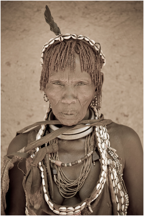  Hammer Ludzie Nikon D300 AF-S Micro Nikkor 60mm f/2.8G Etiopia 0 ludzie plemię czarny i biały dziewczyna wódz plemienia