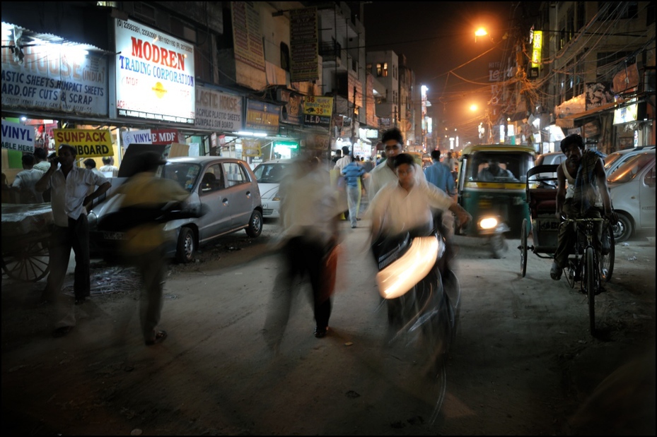  Ulice Delhi Nikon D300 AF-S Zoom-Nikkor 17-55mm f/2.8G IF-ED Indie 0 ulica noc rodzaj transportu migawka pojazd pas ruchu Droga pieszy samochód Miasto