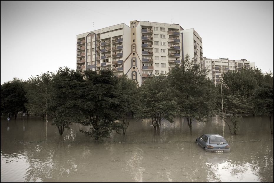  Osiedle Kozanów Powódź 0 Wrocław Nikon D200 AF-S Zoom-Nikkor 17-55mm f/2.8G IF-ED woda odbicie dzielnica drzewo budynek katastrofa przedmieście klęska żywiołowa wieżowiec powódź
