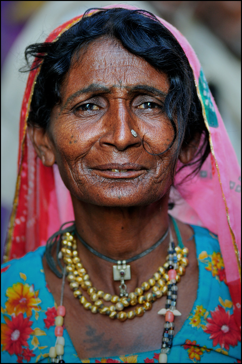  Cyganka Portret Nikon D300 Zoom-Nikkor 80-200mm f/2.8D Indie 0 ludzie plemię oko człowiek tradycja świątynia wódz plemienia uśmiech