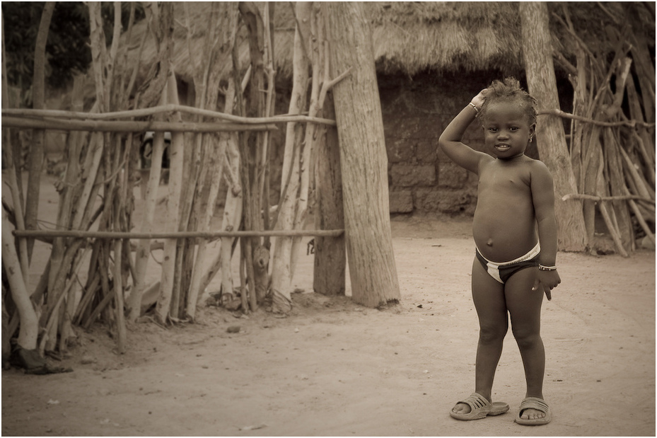  Chłopiec Kedougou Ludzie Nikon D70 AF-S Zoom-Nikkor 18-70mm f/3.5-4.5G IF-ED Senegal 0 ludzie fotografia osoba czarny i biały migawka dziewczyna dziecko człowiek drzewo