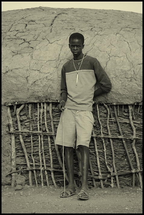  Samburu #14 Ludzie Nikon D200 AF-S Micro-Nikkor 105mm f/2.8G IF-ED Kenia 0 fotografia na stojąco czarny i biały migawka męski ludzkie zachowanie człowiek fotografia monochromatyczna stylowe ubrania monochromia