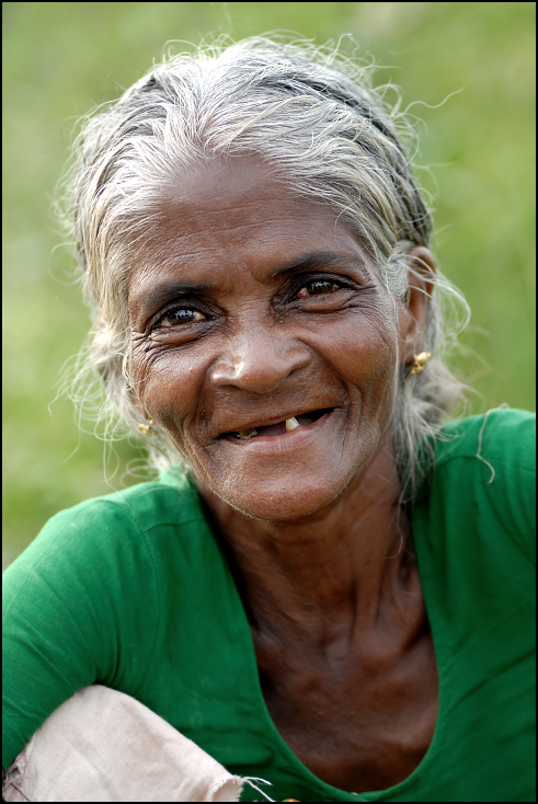  Żona rybaka Portret Nikon D200 Zoom-Nikkor 80-200mm f/2.8D Indie 0 Twarz wyraz twarzy Zielony osoba głowa uśmiech oko emocja emeryt ścieśniać