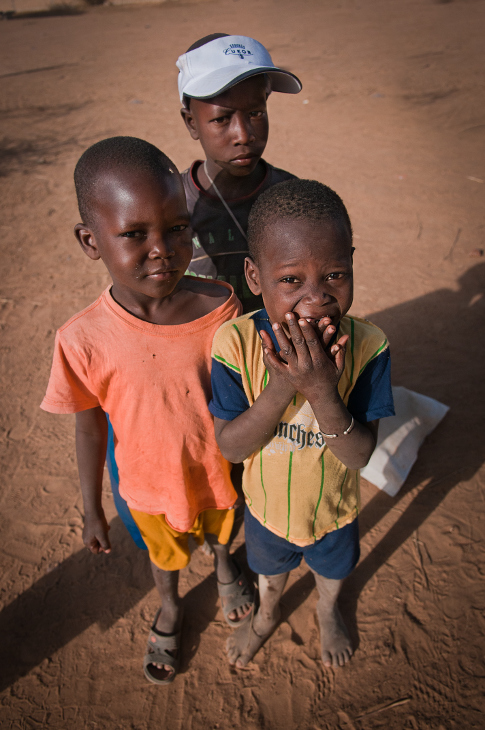  Chłopcy Diemy Mali Nikon D300 AF-S Zoom-Nikkor 17-55mm f/2.8G IF-ED Budapeszt Bamako 0 ludzie dziecko osoba zabawa chłopak człowiek uśmiech dziewczyna świątynia grać