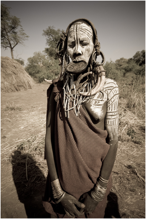  Kobieta Mursi Ludzie Nikon D300 Lensbaby Etiopia 0 ludzie czarny i biały ludzkie zachowanie plemię nakrycie głowy człowiek świątynia drzewo dziewczyna monochromia