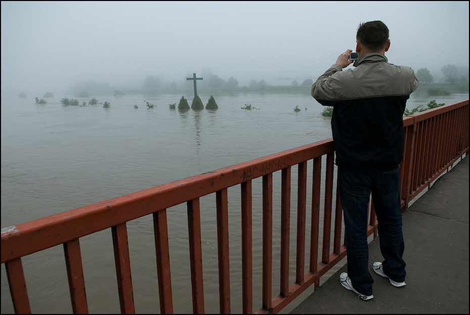  Fotograf amator Powódź 0 Wrocław Nikon D200 AF-S Zoom-Nikkor 17-55mm f/2.8G IF-ED woda ranek zjawisko niebo drzewo poręcz ochronna mgła Promenada rekreacja Chmura