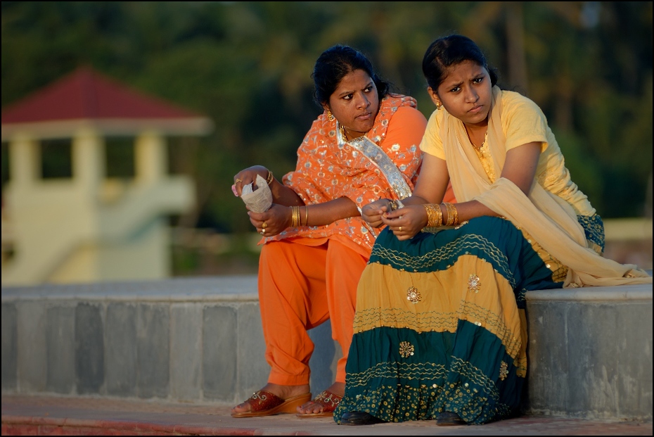  Kobiety promenadzie Portret Nikon D200 Zoom-Nikkor 80-200mm f/2.8D Indie 0 ludzie wyraz twarzy zabawa emocja sari wolny czas posiedzenie uśmiech świątynia tradycja