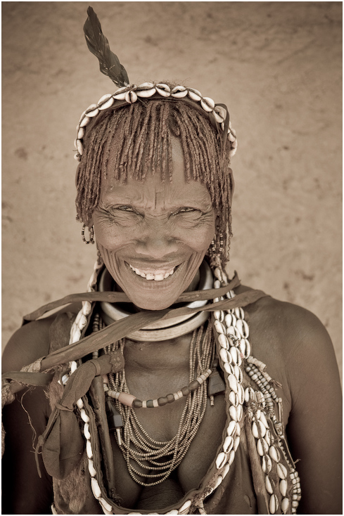  Hammer Ludzie Nikon D300 AF-S Micro Nikkor 60mm f/2.8G Etiopia 0 ludzie plemię oko dziewczyna człowiek czarny i biały nakrycie głowy uśmiech Fotografia portretowa portret