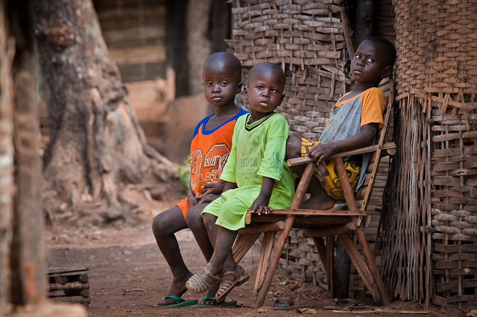  Dzieciaki Niokolo-Koby Senegal Nikon D300 AF-S Nikkor 70-200mm f/2.8G Budapeszt Bamako 0 ludzie dziecko drzewo świątynia ludzkie zachowanie posiedzenie człowiek dziewczyna podróżować plemię