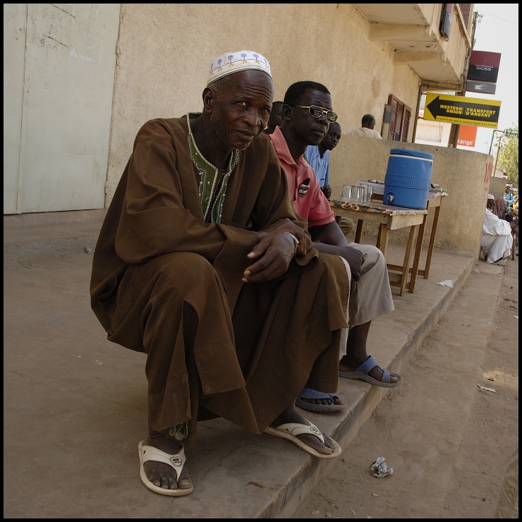  Tambacounda Klimaty Nikon D200 AF-S Zoom-Nikkor 18-70mm f/3.5-4.5G IF-ED Senegal 0 posiedzenie ludzkie zachowanie świątynia człowiek emeryt rozmowa