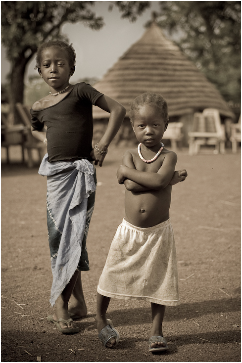  Dziewczynki kraju Bassari Ludzie Nikon D70 Micro-Nikkor 60mm f/2.8D Senegal 0 dziecko ludzie fotografia wyraz twarzy osoba na stojąco dziewczyna uśmiech emocja