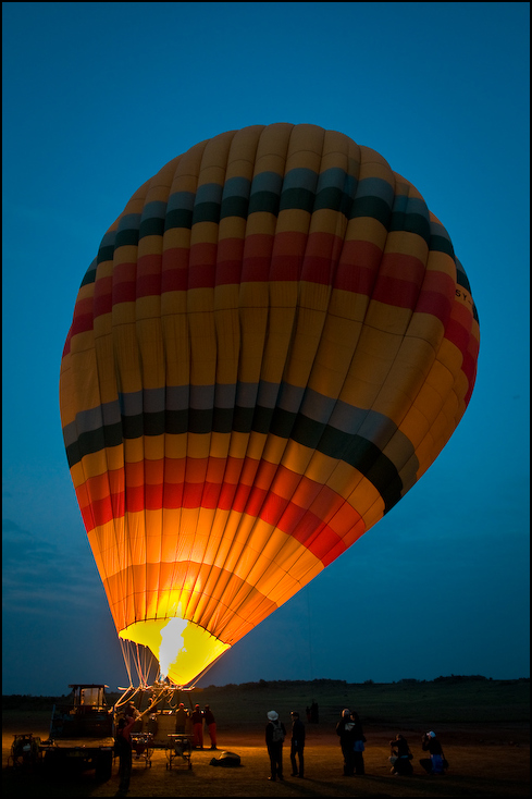  Napełnianie balonu Balon Nikon D300 AF-S Zoom-Nikkor 17-55mm f/2.8G IF-ED Kenia 0 latanie balonem balon na gorące powietrze niebo dzień atmosfera ziemi Chmura
