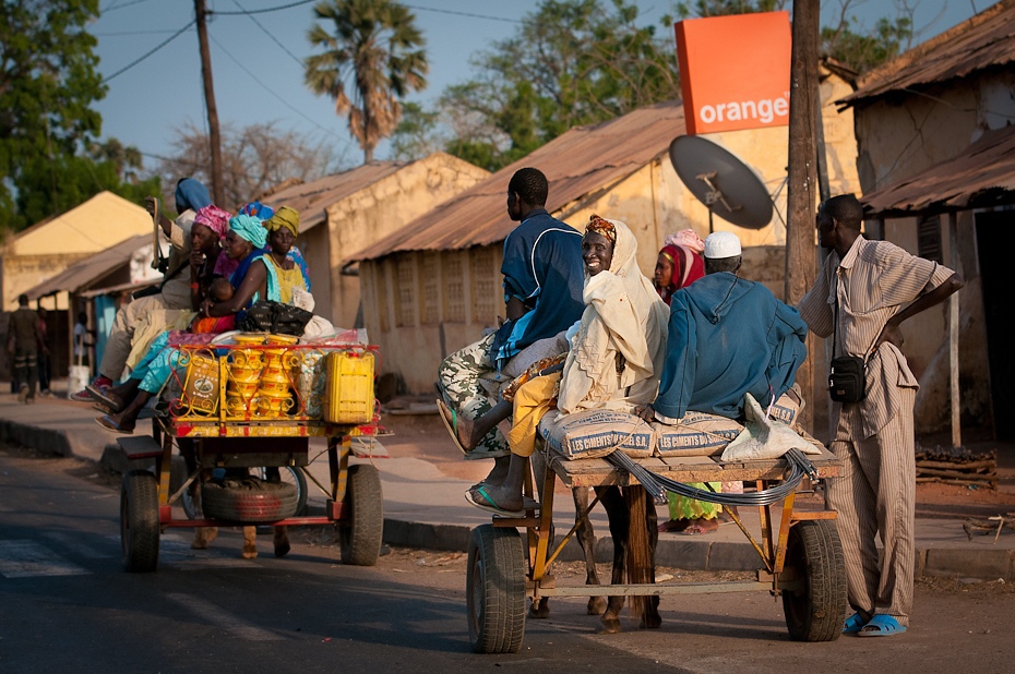  Senegalskie miasteczko Senegal Nikon D300 AF-S Nikkor 70-200mm f/2.8G Budapeszt Bamako 0 pojazd rodzaj transportu miejsce publiczne ulica transport samochód Droga riksza wózek sprzedawca