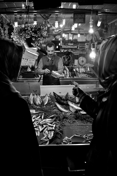  Sprzedawca ryb Small Business Nikon D7000 AF-S Zoom-Nikkor 17-55mm f/2.8G IF-ED Stambuł 0 czarny biały czarny i biały fotografia monochromatyczna ciemność fotografia migawka monochromia noc odbicie