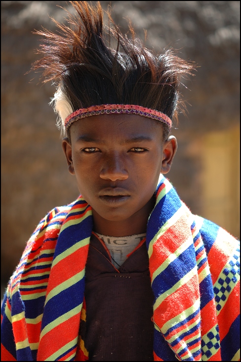  Chłopiec Dorze Ludzie Nikon D70 AF-S Micro Nikkor 60mm f/2.8G Etiopia 0 ludzie plemię fryzura męski tradycja nakrycie głowy chłopak czoło człowiek świątynia