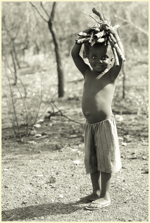  Chłopiec chrustem Ludzie senegal Nikon D70 Micro-Nikkor 60mm f/2.8D Senegal 0 fotografia czarny i biały dziewczyna fotografia monochromatyczna na stojąco drzewo monochromia szczęście trawa