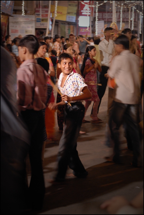  Festyn Udaipur Ulice Nikon D200 AF-S Zoom-Nikkor 17-55mm f/2.8G IF-ED Indie 0 ulica dziewczyna tłum świątynia Droga zdarzenie zabawa Miasto