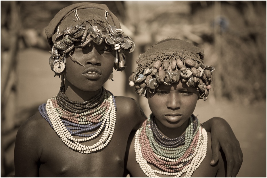  Chłopcy Dassenech Ludzie Nikon D300 AF-S Micro Nikkor 60mm f/2.8G Etiopia 0 ludzie plemię dziewczyna uśmiech tradycja nakrycie głowy biżuteria świątynia człowiek dziecko