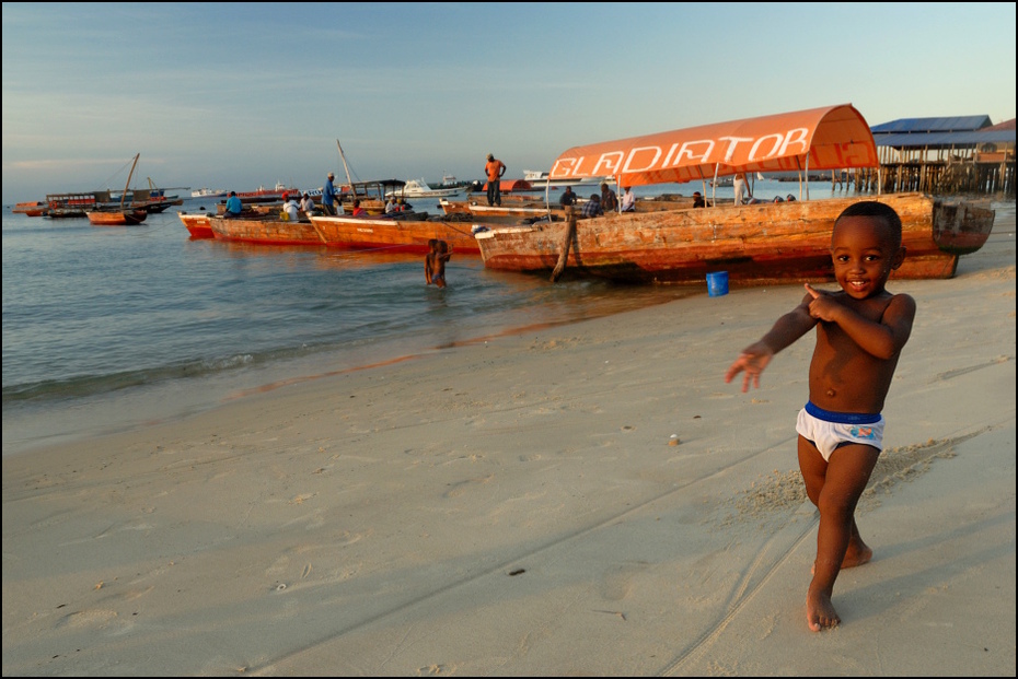  Gladiator Kid Zanzibar 0 Nikon D200 AF-S Zoom-Nikkor 18-70mm f/3.5-4.5G IF-ED plaża morze zbiornik wodny woda formy przybrzeżne i oceaniczne ocean niebo wakacje Wybrzeże piasek